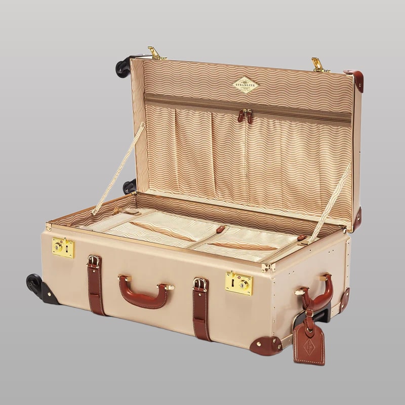 The Diplomat – Cream Check‑In Spinner