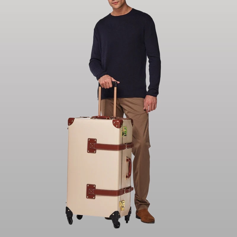 The Diplomat – Cream Check‑In Spinner